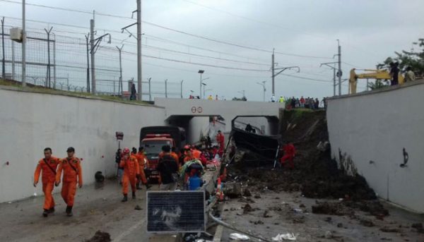 ambruknya tembok underpass bandara