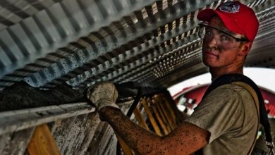 pekerja menggunakan sarung tangan safety